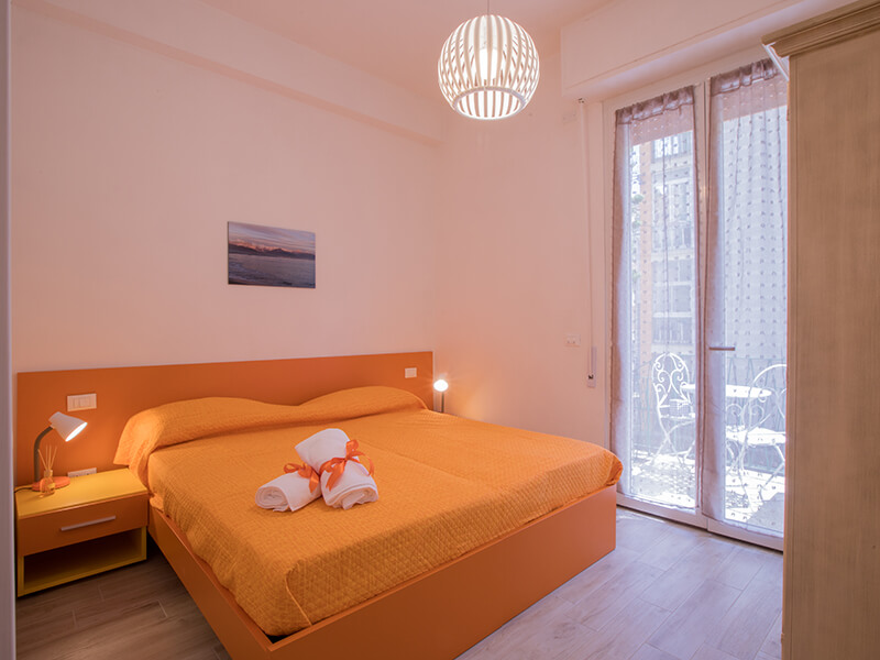 zagora 90 airbnb casa tua nel golfo dei poeti la spezia liguria appartamento in affitto camera da letto matrimoniale arancione
